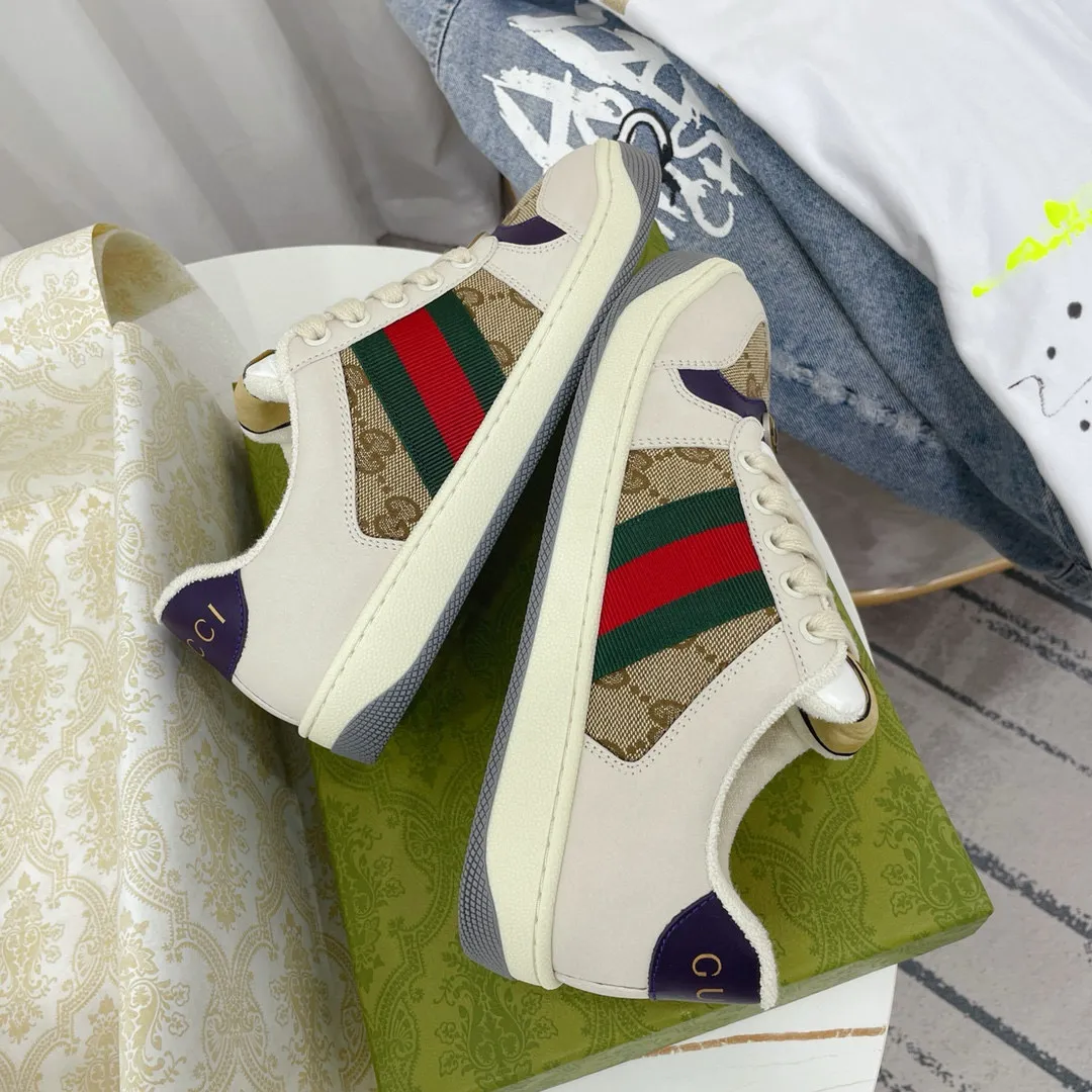 Ex-factory price: 540💰 GUCCI Gucci's newly upgraded back cover lining, top-notch old dirty shoes, classic casual sports shoes for couples, retro sneakers and old G family dirty shoes, updated at the counter simultaneously! ①The shoe upper has the same water-based edge coating process as the original version⚠️The ordinary oil edges on the market have a strong glue feel and are easy to fall off! Grade A first-layer nubuck leather (with pores)/matching computer embroidered double G cloth, high-density terry velvet lining. ② A PVC transparent small round mark sealing line is added to the details of the midsole. The mold is opened six times and the jewelry craftsmanship is used to customize the two-color double G buckle, striving to be the same as the original version. A pair of buttons is more than three times more expensive than ordinary buckles on the market. ③An old two-color washable label, the chip is placed on the outer waist of the right foot, the entire shoe is completely hollowed out with rubber technology, TUP material (rubber to distinguish the market) with the latest green packaging from the counter, 3D printed handbag, and a pair of shoelaces. There is no pressure when entering and exiting the counter. You can buy a 1:1 accurate replica of the original version and modify and upgrade it repeatedly. The details are perfectly restored, the materials are all customized, and they are truly top-notch. Please look at the details clearly to identify the quality. Upper: First-layer frosted cowhide/embroidered double G cloth. Lining: original high-density velvet lining. Foot pads: original pearlescent sheepskin. Outsole: private molded vacuum TPU material. Packaging: original top-grade full set packaging at the counter. Shoe size: women's size 35-40, men's size 39-44 (men's size 38, 45🉑️customized, non-returnable)
